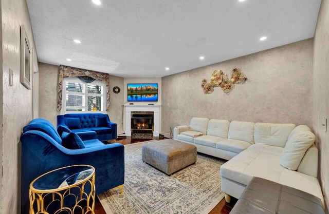 Bright & Private Queen Suite with Modern Amenities