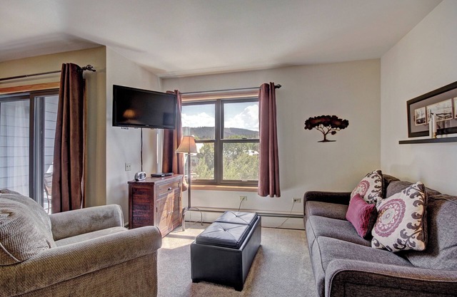 Bright Scenic Studio Walk to Ski and Apres-Ski - Sleeps 4