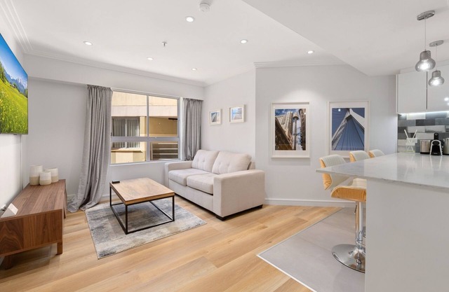 Bright & Spacious 1-Bed in Vibrant Sydney