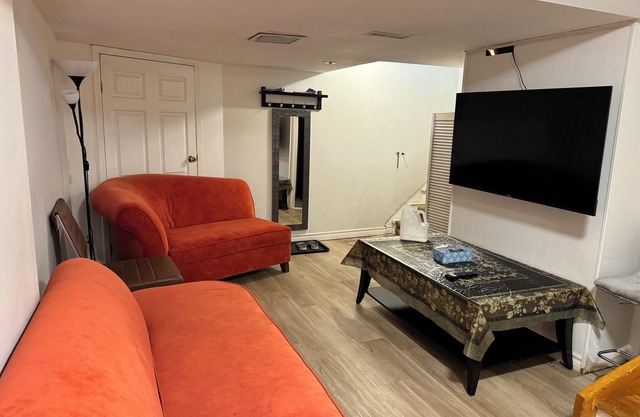Bright & Spacious 1BR basement - separate entrance & laundry - close to subway
