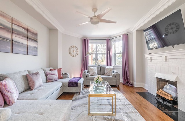 Bright & Spacious 2BR Apartment near Casa Loma