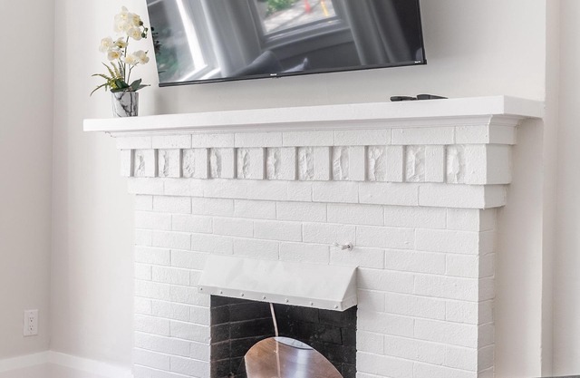 Bright & Spacious 2BR Apartment near Casa Loma
