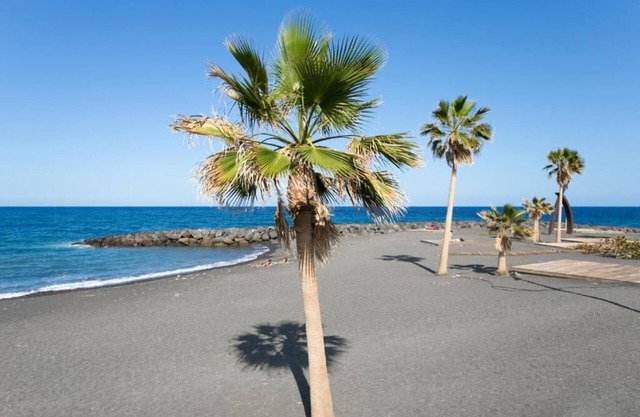 Bright spacious apartment with garage at 2 minutes walk from the beach