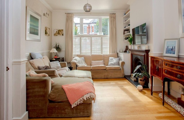 Bright & Spacious Family Home Near Wimbledon