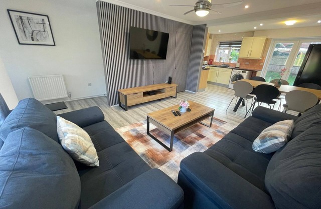 Bright & Spacious 3Bedroom/1Bathroom with W/C Pet-Friendly House with Garden