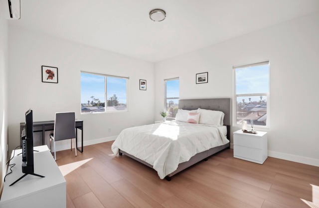 Bright & Spacious Upstairs Room in Peaceful Home