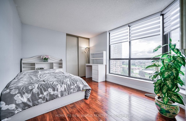 Bright specious 3 bedrooms condo close to amenities