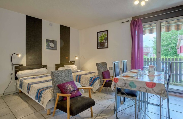 Bright studio for 2 with Wifi near Lake l'Uby
