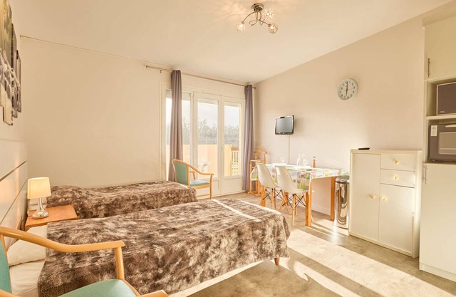 Bright studio with south-facing balcony in Barbotan