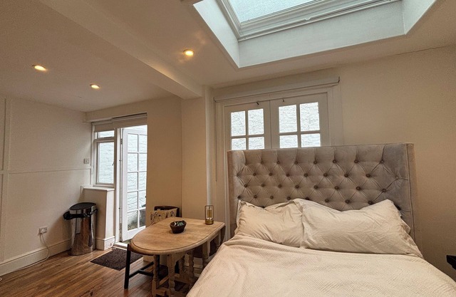 Bright Studio Flat with Private Patio, Fulham