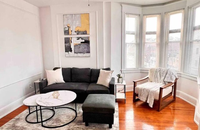 Bright Stunning Downtown Apt Close to Proctors