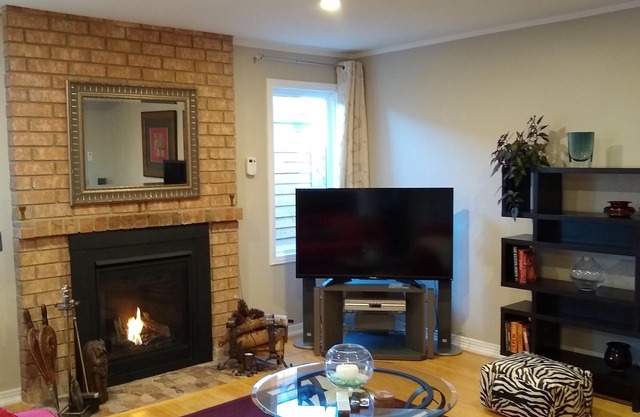 BRIGHT SUITE: 2 BDRMS-COTTON LINEN FIRE PL PATIO PARK/GRAND RIVER WALKING TRAILS