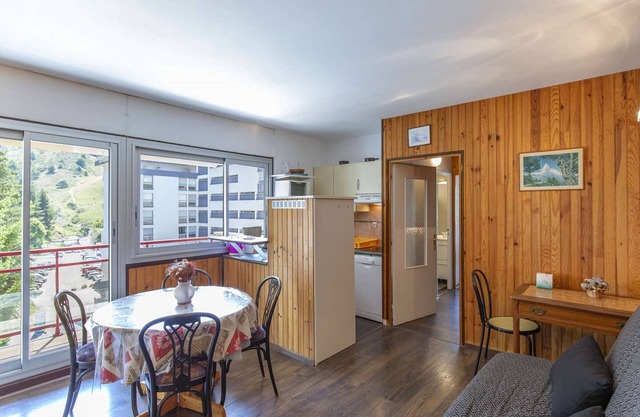 Bright T2 apartment, near slopes, 6 pers, residence with elevator