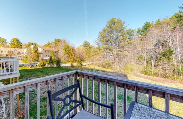 Bright townhome with private deck, full kitchen, WiFi, & washer/dryer