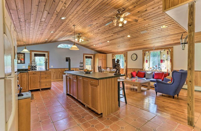 Bright Tucked-away Cabin w/Furnished Deck + Grill