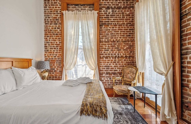 Bright Victorian Condo 3br|1ba