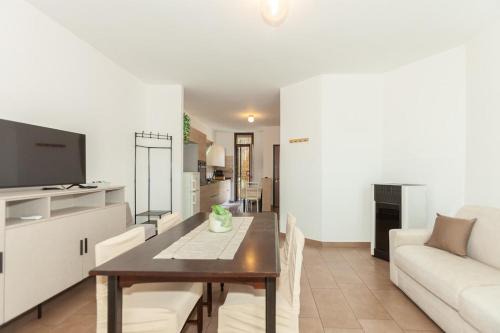 Bright Villa with Balcony and Jacuzzi, Milan Area