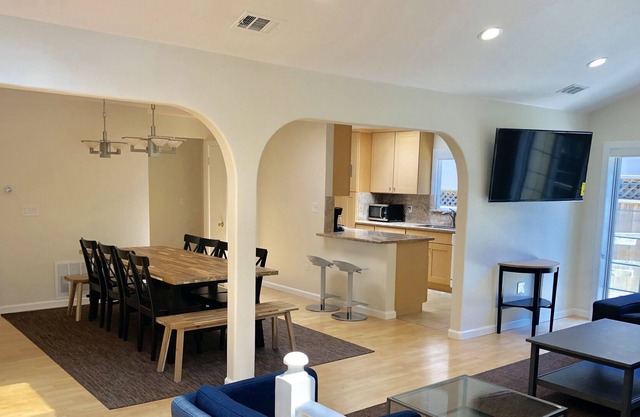 Bright whole house 6br/2ba Wifi Parking SFO 8 min