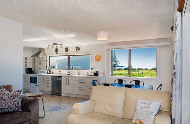 Brighton family bach - sea views, close to beach, park & shops, pet friendly!