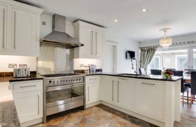 Brighton located 4 bed Villa with heated pool