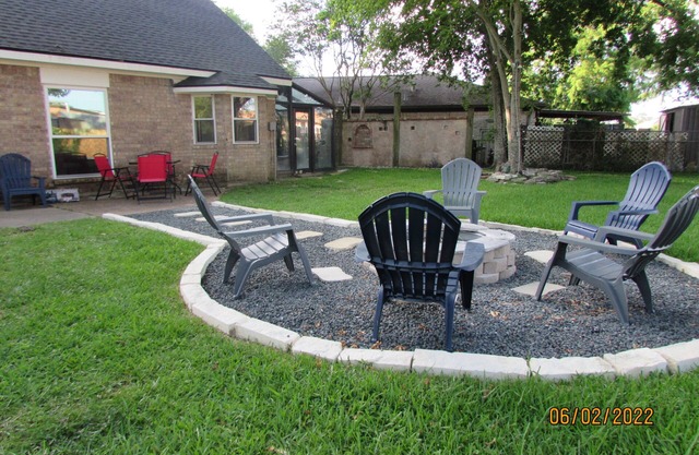 Bring the Family/Large Backyard/close to Kemah Boardwalk & Space Center