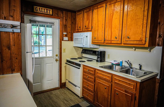 Bring your fur-baby and enjoy this beautiful Chalet overlooking Lake Innsbruck!