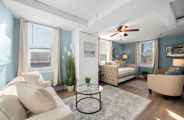 Broad Street Suite 1 |Parking Available |Downton |Walkable |Above Restaurant | King & Queen Bedroom
