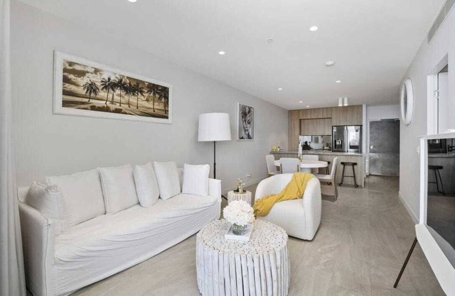 Broadbeach Elegant apartment with views!