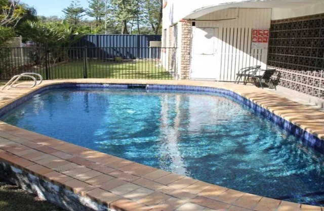 Broadbeach, Great Location across road to Beach