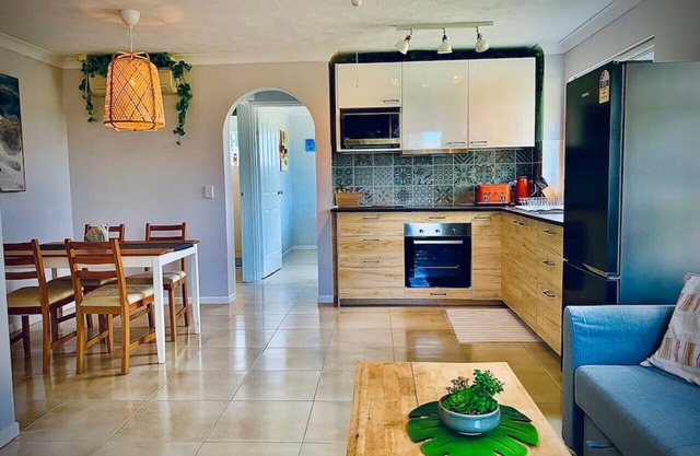 Broadbeach, Stylish Apartment Close To everything.