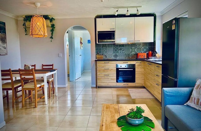 Broadbeach, Stylish Apartment Close To everything