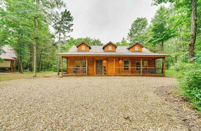 Broken Bow Cabin w/Private Hot Tub: 14 Mi to Lake