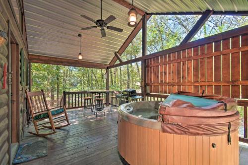 Broken Bow Hideaway with Hot Tub and Fire Pit!
