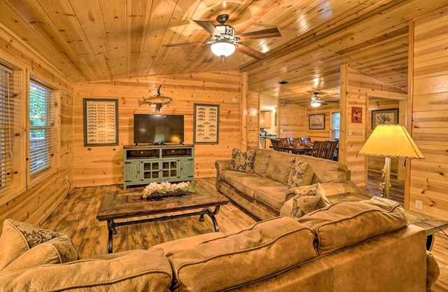 Broken Bow Oasis Hot Tub, Fire Pit and Patio