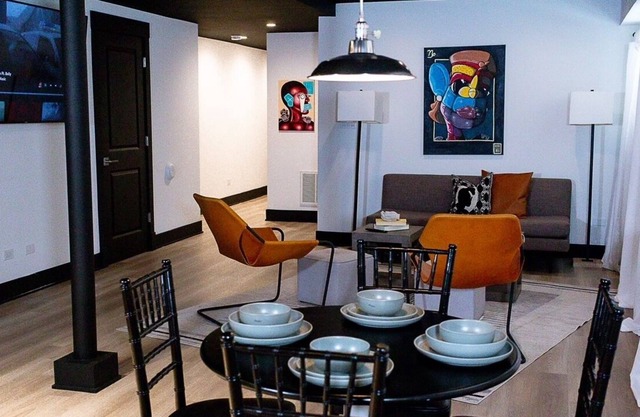Bronzeville Bungalow, Gated Private-entrance, Minutes to South Loop & Hyde Park