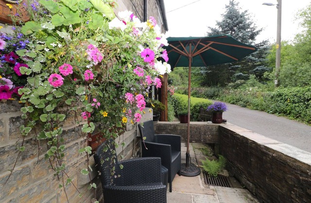 BROOK COTTAGE, family friendly, character holiday cottage in Hayfield