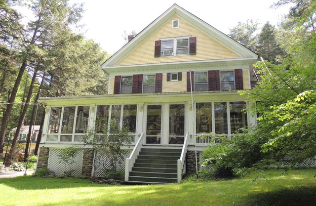 Brookview Manor Inn