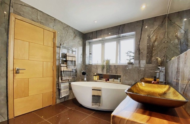 Broomfield Stays n3 Bedroom apartment with balcony ,200m from seafront