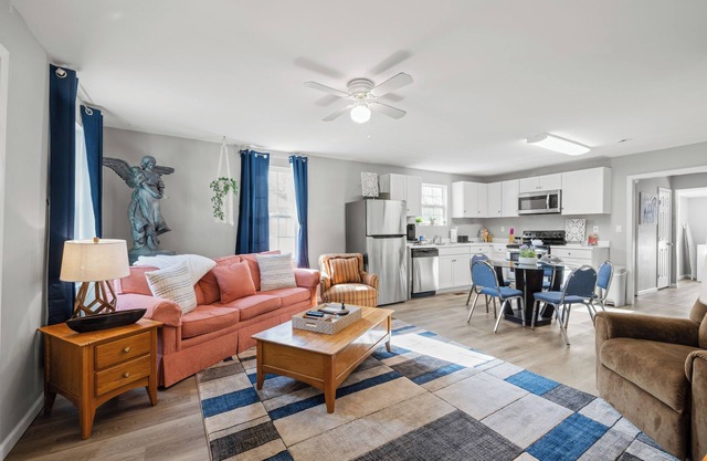 Brothers bond 3bed 2bath, short walk to the square