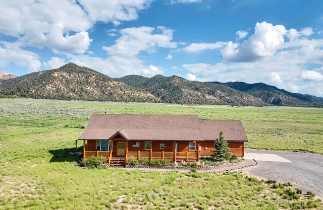 Bryce Canyon Retreat, Awesome Paunsaugaunt cabin - Incredible views on private l