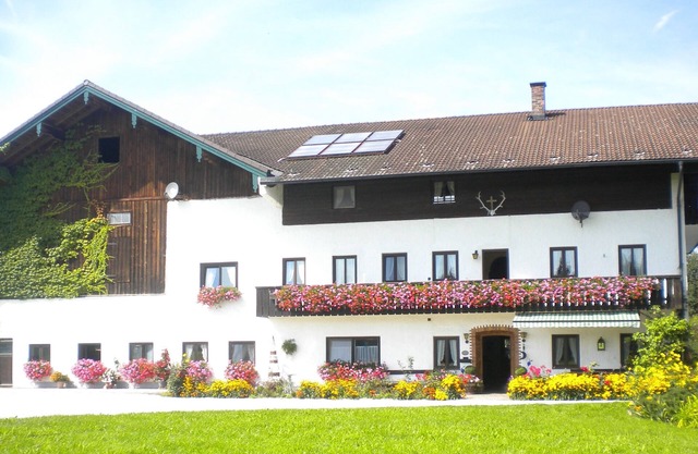 Bucherhof idyllic single location near the forest with its own lake, pure nature.