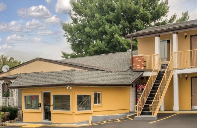 Budget-friendly Accommodation! Pet-friendly, Free Parking, Near Lincoln Hall!