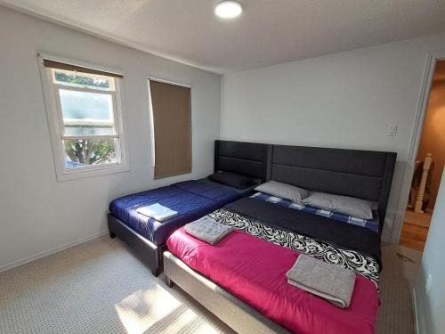 BUDGET SQUARE ONE-PEARSON ROOM- Free Wifi& Parking