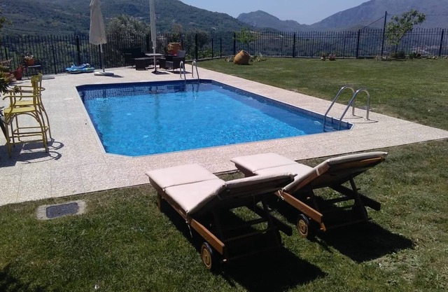 Budget Villa for Families in Spili, w/ Private Pool, BBQ & Children Area