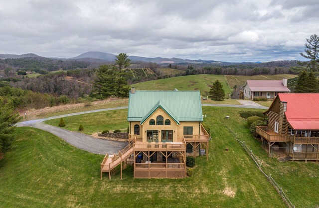 Buena Vista- 4bd 3ba, Fireplace, Hot Tub, walk to New River