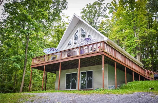 Bufflehead Bungalow: Family Fun across from Cayuga Lake!