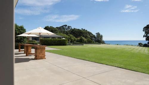 Bungalow Coastal Retreat - large luxury homestead