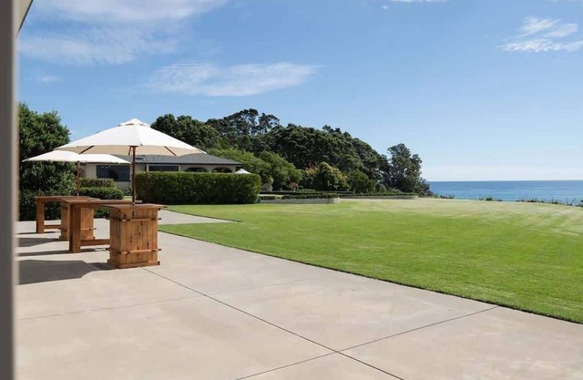 Bungalow Coastal Retreat - large luxury homestead