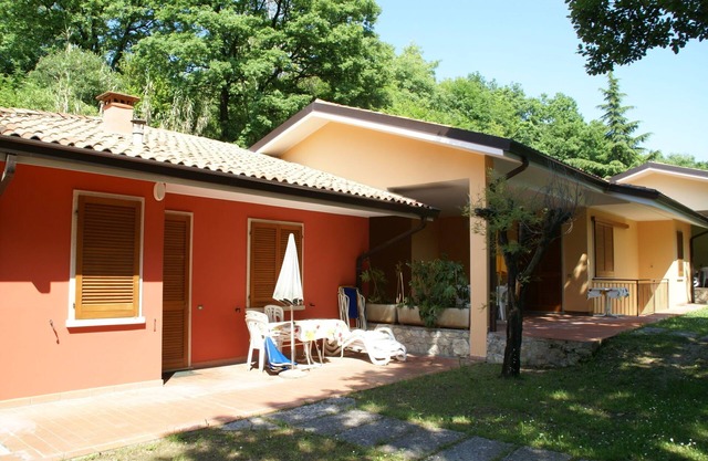 Bungalow in Garda with Pool & Wine Nearby