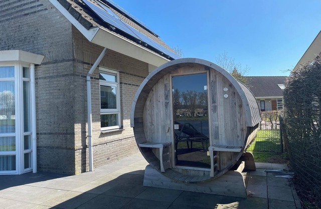 Bungalow with infrared sauna and jacuzzi in the garden
